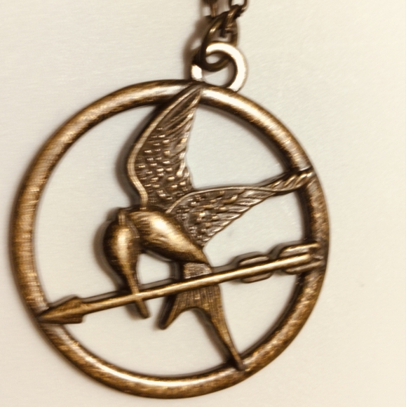 LIONSGATE LGF antiqued brass pendant necklace bird & arrow The Hunger Games - Picture 4 of 6